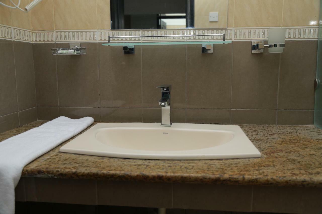 3R Resort Negombo Bagian luar foto