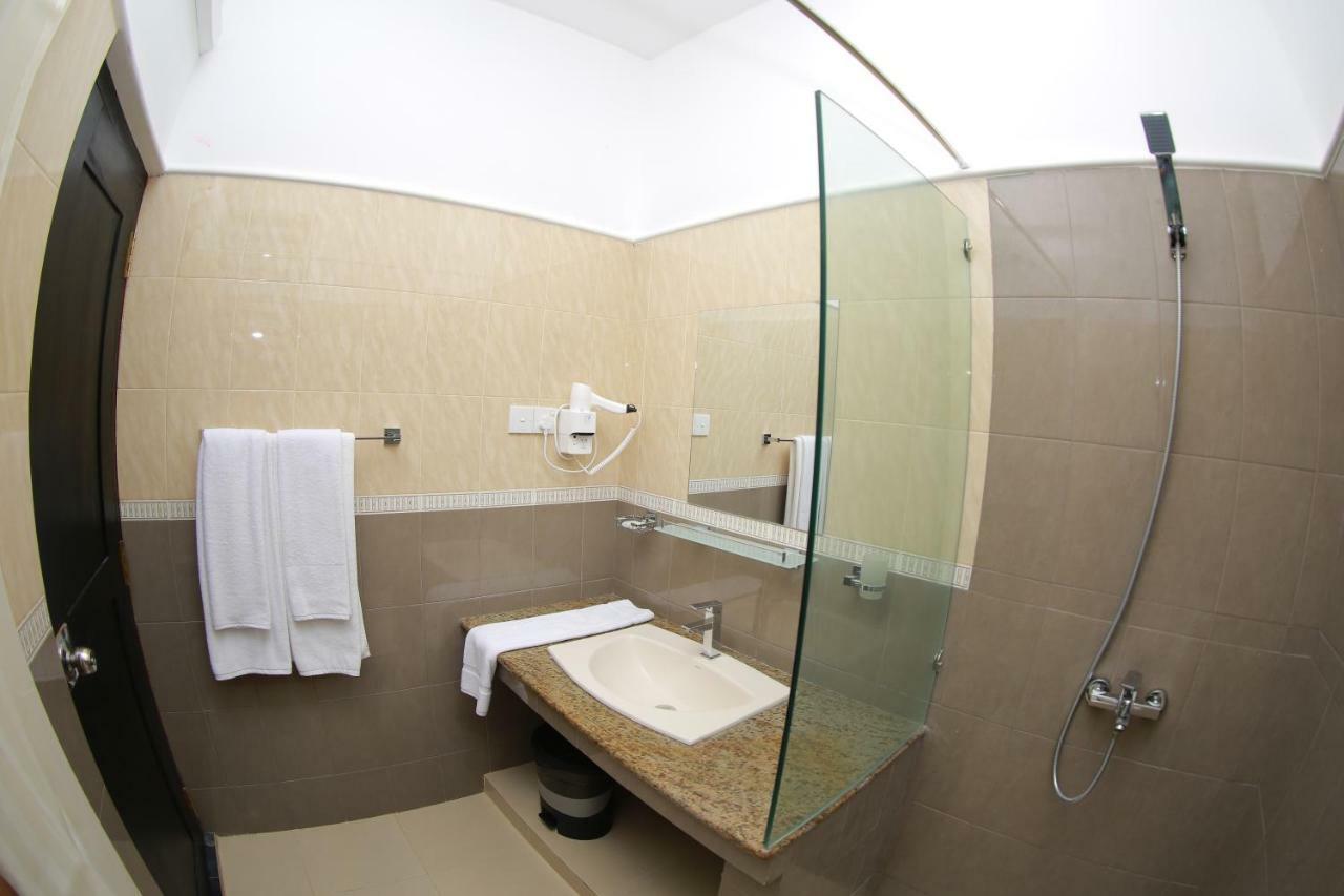 3R Resort Negombo Bagian luar foto