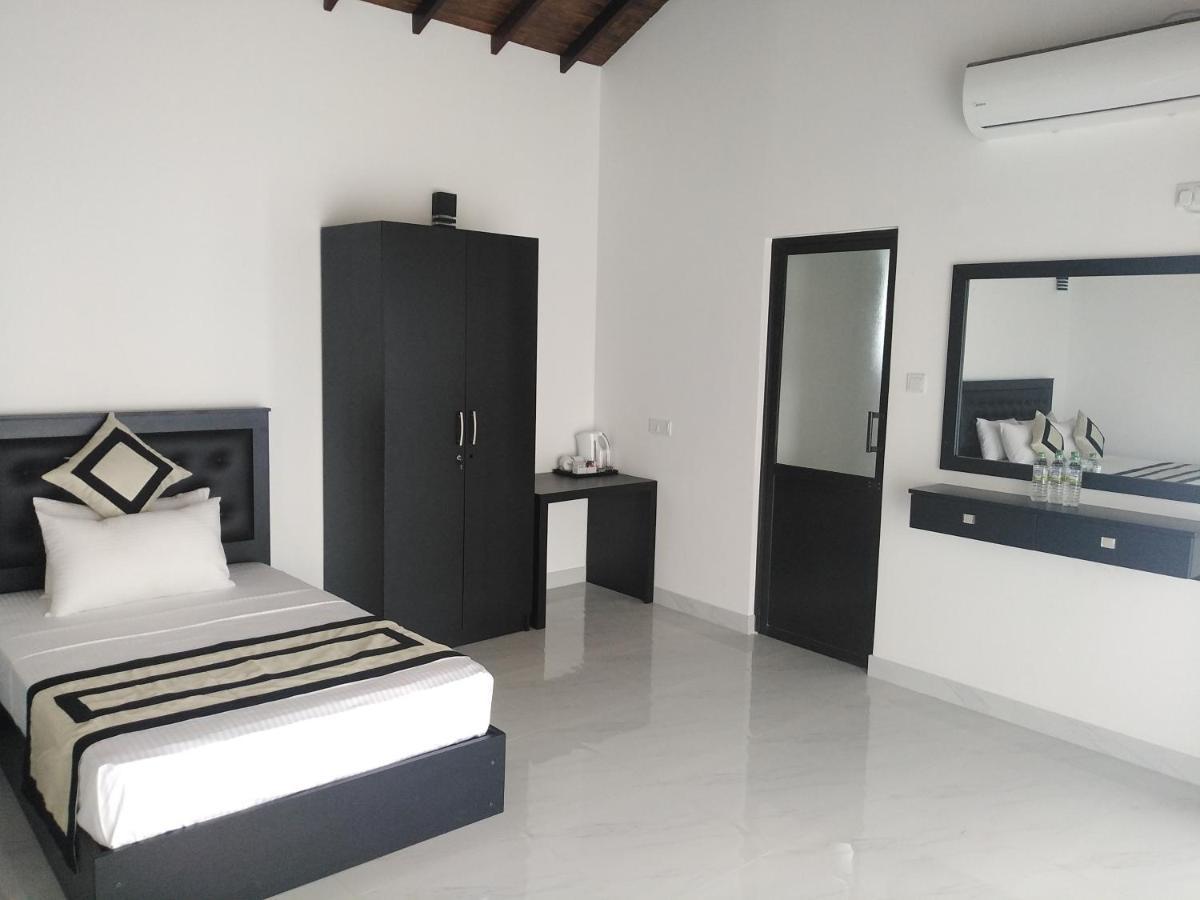 3R Resort Negombo Bagian luar foto